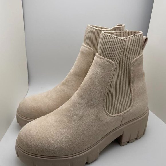 CUSHIONAIRE Women's STRETCH slip on Chelsea boot CREAM 7.5 - Picture 1 of 6